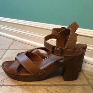 MIA platform heel w/ wood look